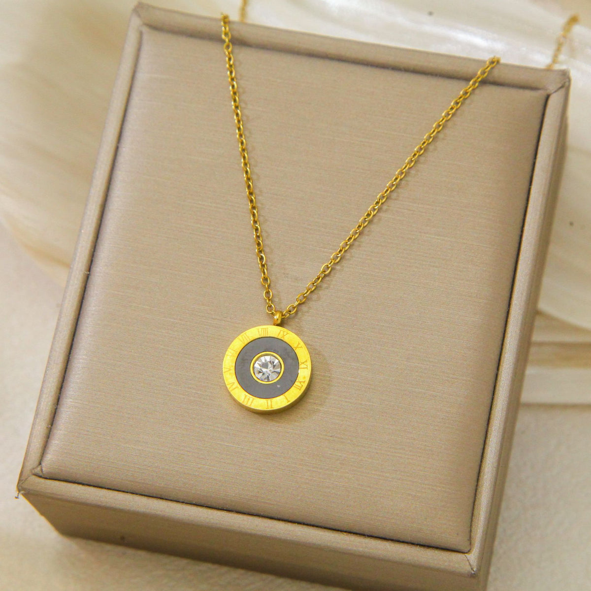 Luxury and exclusive small-scale collar necklace
