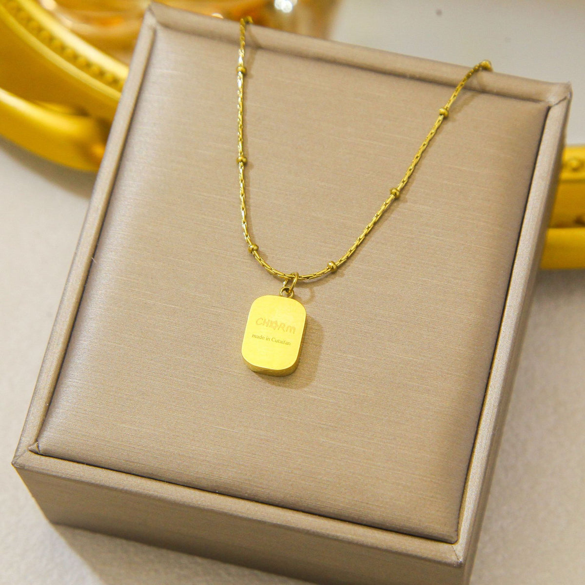 Luxury and exclusive small-scale collar necklace