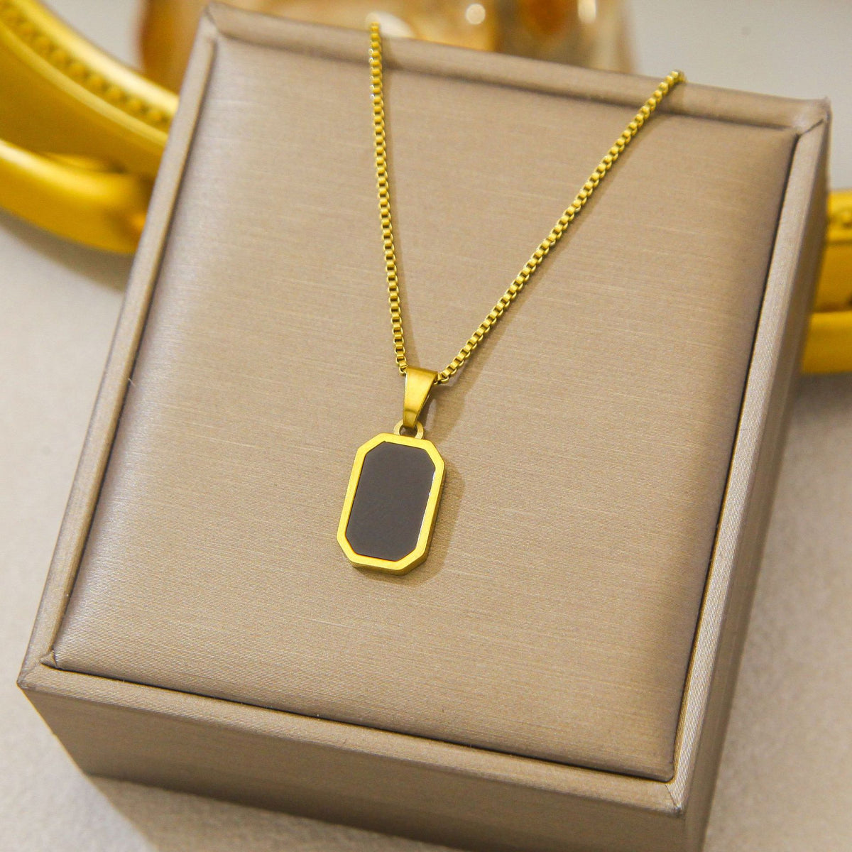 Luxury and exclusive small-scale collar necklace