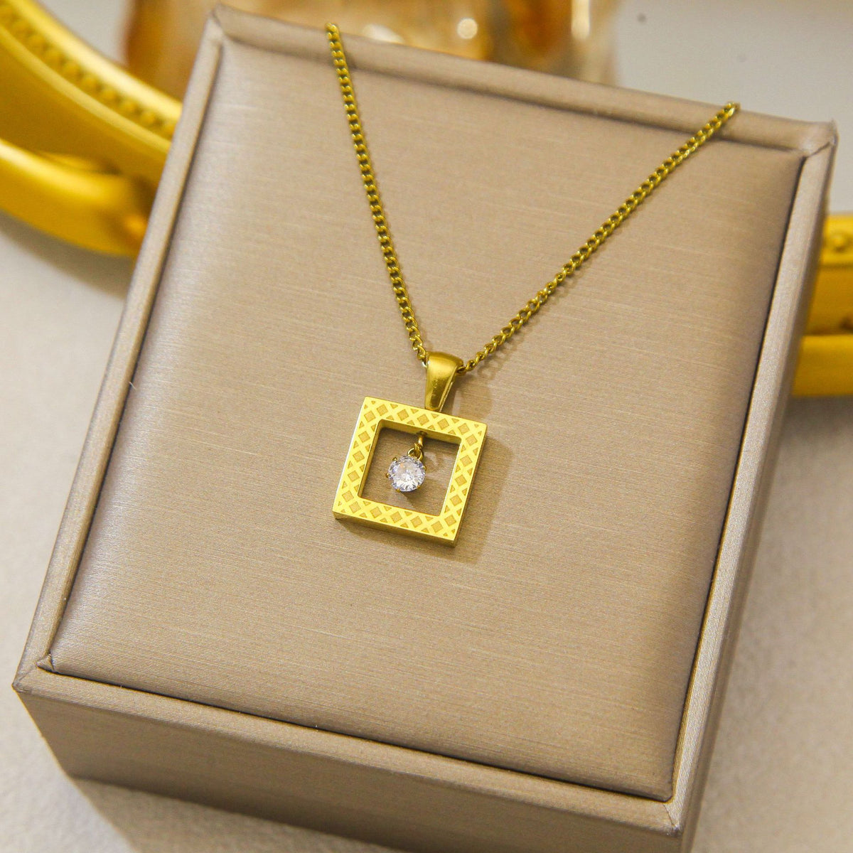 Luxury and exclusive small-scale collar necklace